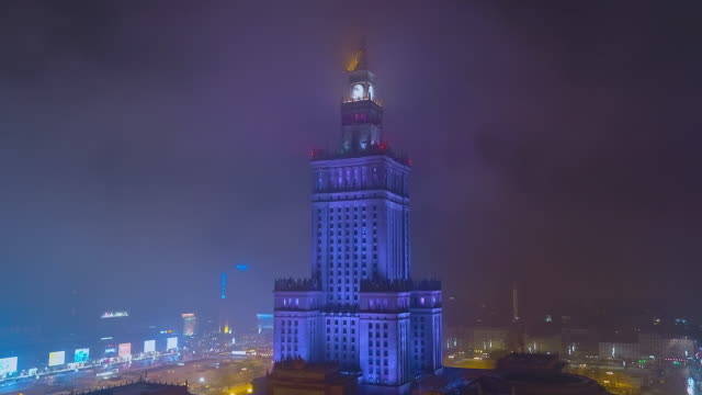 Drohne-Filmmaterial-der-moderne,-verglaste-Wolkenkratzer-im-Zentrum-von-Warschau