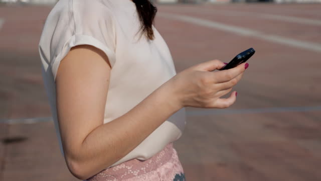 junge-Frau-fällt-ihr-Handy-während-der-Eingabe