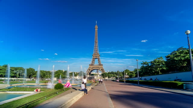 Vista-del-atardecer-de-la-Torre-Eiffel-timelapse-hyperlapse-con-fuente,-en-el-Jardins-du-Trocadero-en-París,-Francia