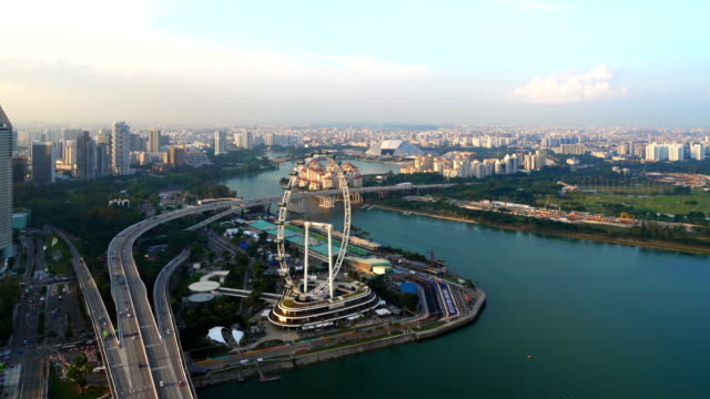 Singapore-Flyer,-das-Riesenrad-und-Gebäude-der-Wolkenkratzer-im-Bankenviertel,-der-Innenstadt-von-Singapur-City