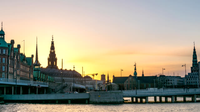 Copenhagen-Dänemark-Zeitraffer-4K,-Stadt-Skyline-von-Tag-zu-Nacht-Sonnenuntergang-Zeitraffer-am-Hafen