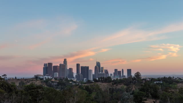 Die-Innenstadt-von-Los-Angeles-Skyline-Tag-und-Nacht-rosa-Sonnenuntergang-Timelapse-Wide