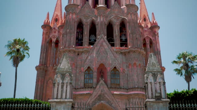 Parroquia-pink-sandstone-church-in-San-Miguel-de-Allende,-Mexico---tilt-up