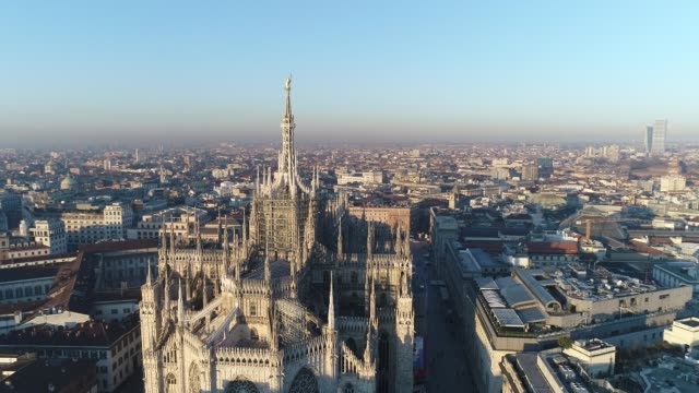 Luftbild-Drohne-Filmmaterial-Blick-auf-Kathedrale-Duomo-in-Mailand