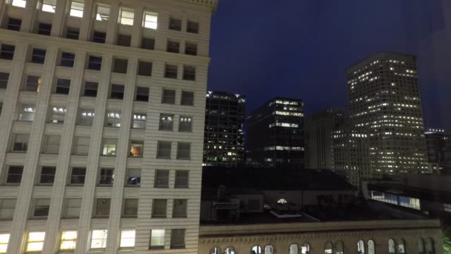 Zeitraffer-von-Downtown-Seattle-Gebäude-Nacht-zum-Tag