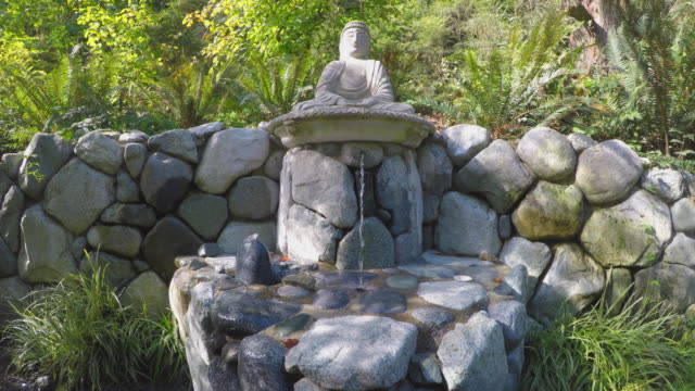 Buda-piedra-agua-grifo-fuente-burbujeante-agua