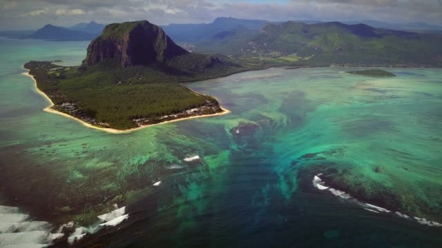 Vista-aérea-de-Lemorne-Brabant-y-arrecifes-de-coral-de-Isla-Mauricio.