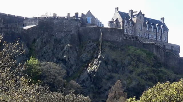 Ein-Blick-auf-Edinburghs-Königsburg-und-einem-Hügel