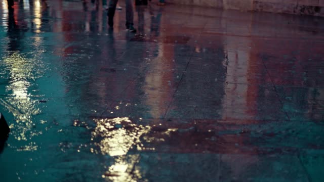 Menschen-zu-Fuß-in-die-Stadt-Straße-bei-starkem-Regen-hautnah