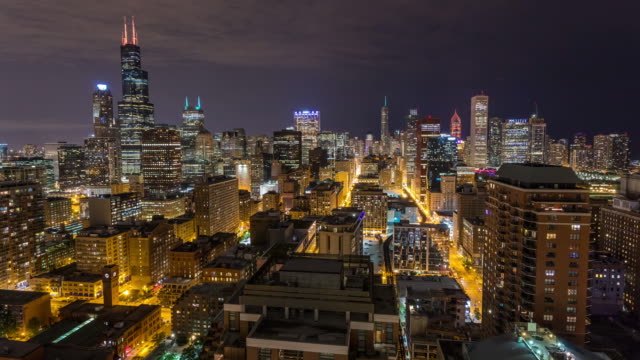 Chicago-City-Skyline-bei-Nacht-Luft-Zeitraffer