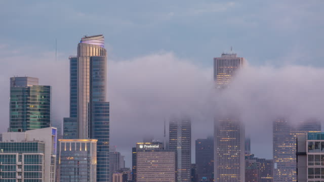 Downtown-Chicago-Wolkenkratzer-Gebäude-Morgen-Nebel-Timelapse