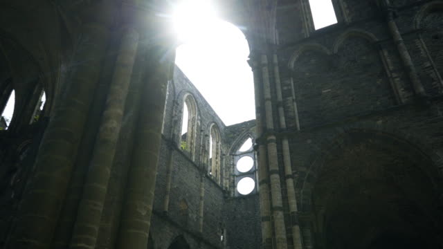 Zerstörten-Abtei-im-Sonnenlicht