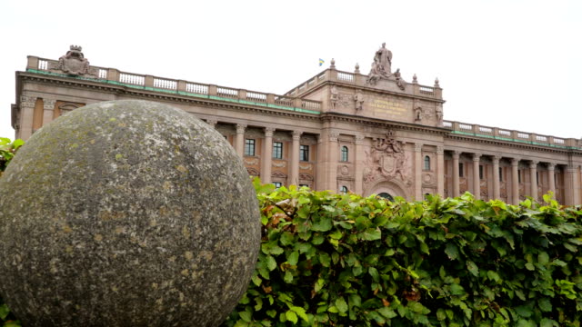 Der-Blick-nach-draußen-im-schwedischen-Reichstag-Gebäude-in-Stockholm-Schweden