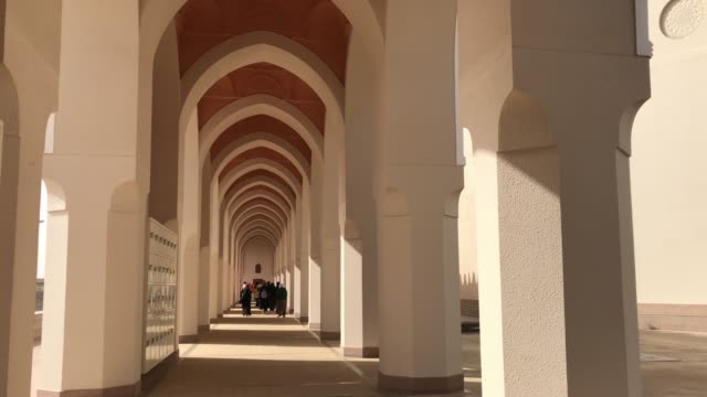 Pasillo-vacío-fuera-de-una-mezquita.