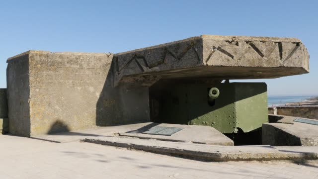 Antiguo-canon-de-alemán-WW2-escondido-en-bunker-en-las-playas-en-Normandía-Francia-Norte