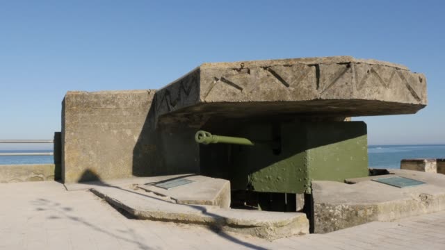 Alten-WW2-deutsche-Canon-versteckt-im-Bunker-an-den-Stränden-im-nördlichen-Frankreich-Normandie