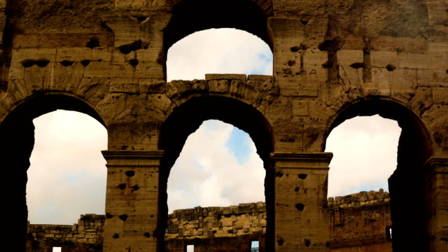 detalle-de-las-arcadas-del-Coliseo-en-el-centro-de-Roma-al-atardecer