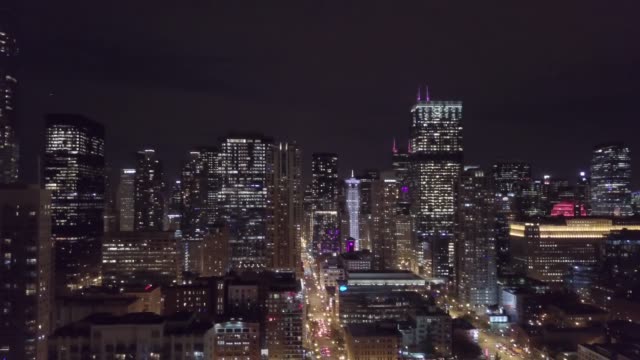 Horizonte-de-Chicago-por-la-noche---antena