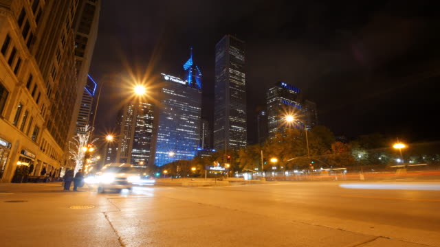Zeitraffer-der-Innenstadt-von-Chicago-in-der-Nacht
