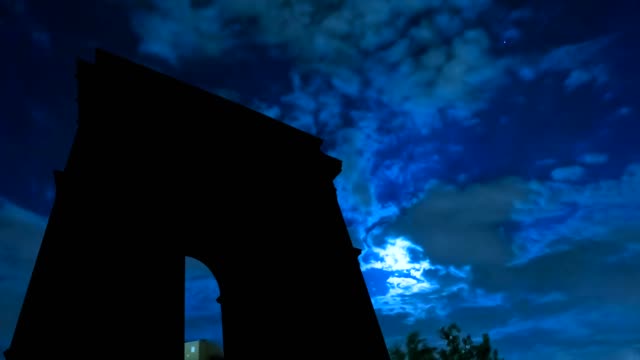 Arc-De-Triomphe-Nachthimmel-und-Mond