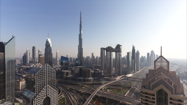 4-K-Zeitraffer---Luftbild-von-modernen-Wolkenkratzern-und-Stadtbild-in-Dubai.UAE