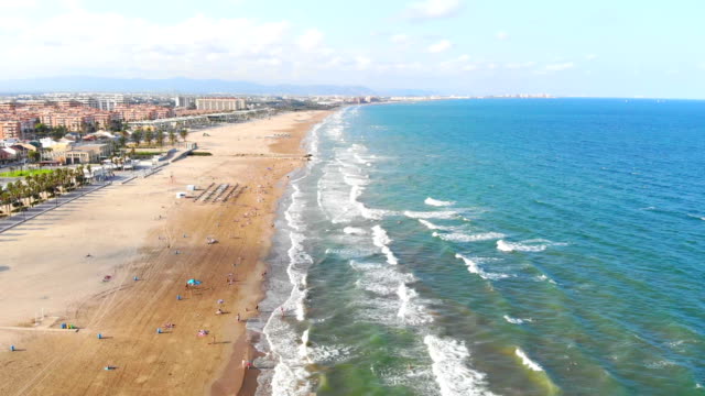 Vista-aérea-sobre-la-playa-en-Valencia,-España.-Vuelo-de-aviones-sobre-la-playa-de-Valencia.-Vista-de-la-ciudad-turística