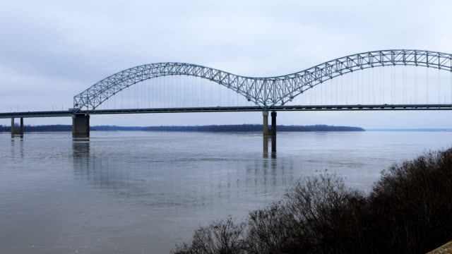 Pan-of-Bridge-über-den-Mississippi-bei-Memphis