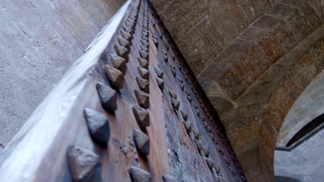 Grandes-puertas-de-madera-en-el-pasaje-al-interior-del-antiguo-castillo-Español