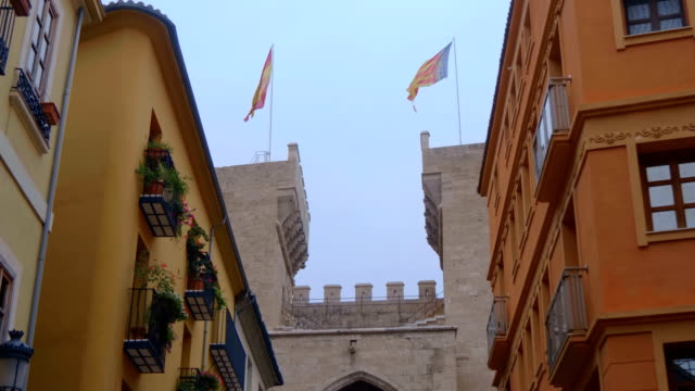 Hermoso-castillo-antiguo-con-elegantes-torres-de-battlement