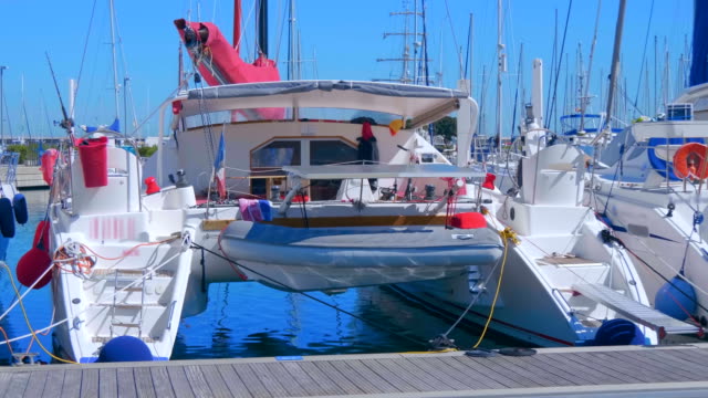 Un-gran-grupo-de-yates-de-vela-con-catamaranes-en-el-territorio-del-puerto