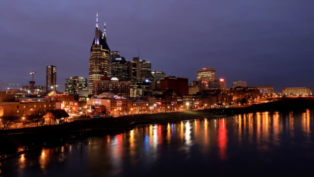Night-to-day-timelapse-of-Nashville,-Tennessee-downtown-and-river