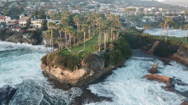 Vista-aérea-de-la-costa-del-Pacífico-desde-Crescent-Bay-Point-Park,-en-Laguna-Beach,-California.