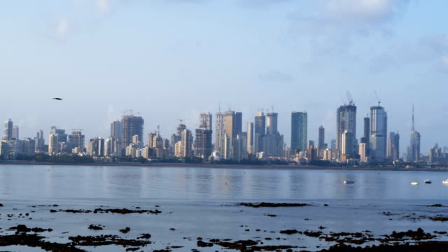 Pan-Aufnahme-von-Mumbai-Meer-mit-Skyline-und-Seeverbindung,-Indien