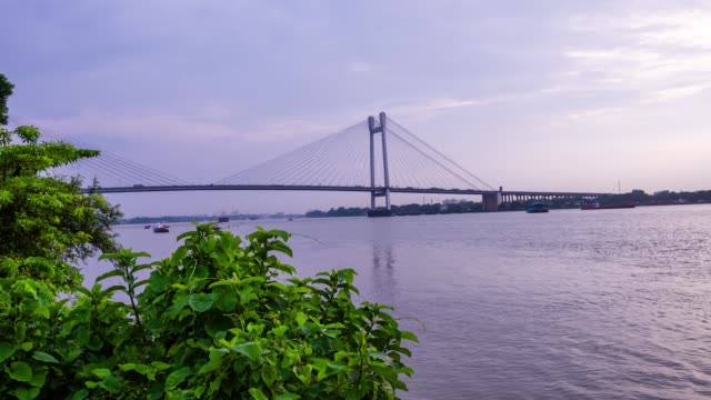 Vidyasagar-Setu-o-Second-Hooghly-Bridge-es-un-puente-por-cable-sobre-el-río-Ganges-en-calcuta,-Bengala-Occidental-al-atardecer.