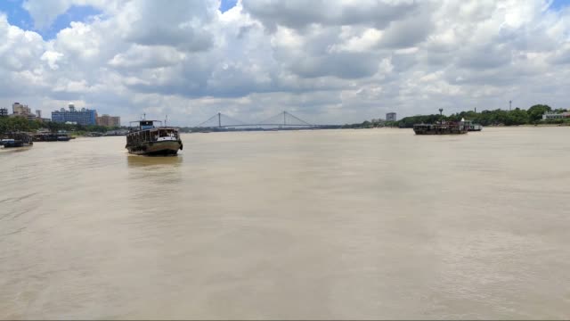 Ganges-Fluss-in-einem-schönen-bewölkten-sonnigen-Tag