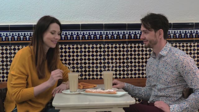 Paar-versucht-horchata-in-Café-von-Valencia