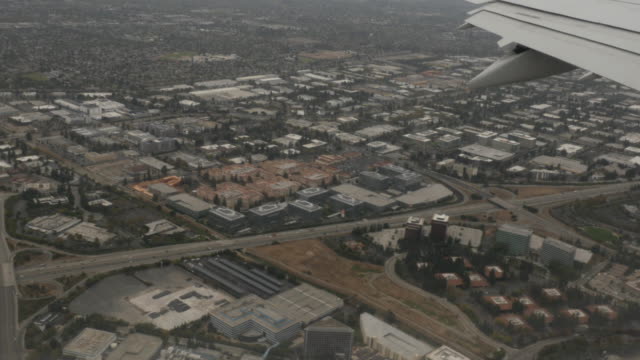 Luftaufnahme-von-San-Jose-Suburbs-aus-Flugzeugfenster-4k