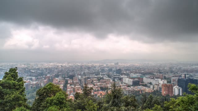 Breiter-Tageszeitraffer-des-Bogota-Viertels-mit-Sonnendurchdringung-durch-den-ominösen-Himmel