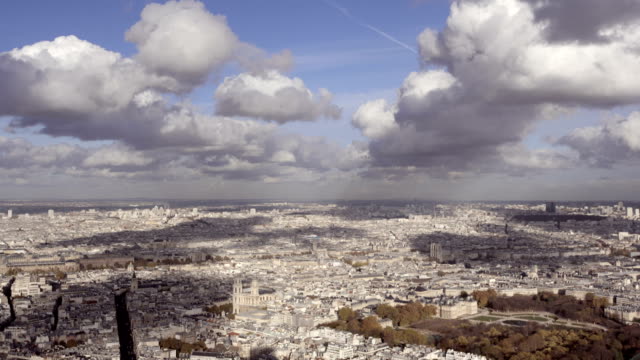 París,-Francia,-20-de-noviembre-de-2014:-Gran-angular-introducción-toma-de-la-ciudad-de-París-con-Notre-Dame-y-varios-monumentos.-Durante-el-día