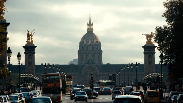 París,-Francia---11-de-noviembre-de-2014:-Toma-principal-del-Hotel-de-los-inválidos-y-el-puente-Alexandre-3-en-París,-Francia