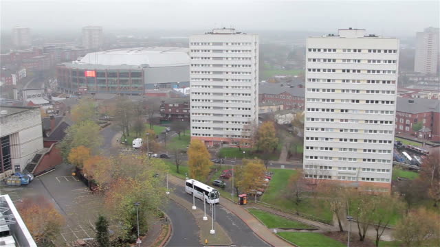 Panorámica-del-horizonte-de-centro-de-la-ciudad-de-Birmingham-Rascacielos,-estacionamiento-de-coches,-departamentos