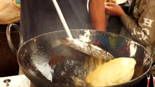 Kochen-Poori-Brot-in-Kolkata,-Indien