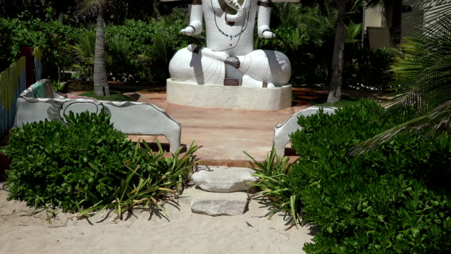 Statue-des-Hindu-Gott-Ganescha-Schwenk-nach-oben