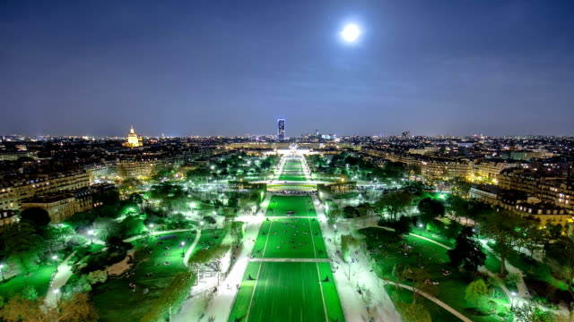 Champs-de-Mars-vom-Eiffelturm-bei-Nacht-mit-wachsender-Mond-Zeitraffer