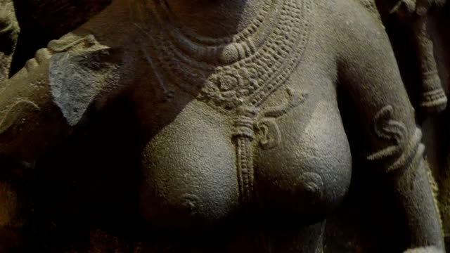 Una-estatua-de-una-mujer-con-cuerpo-desnudo