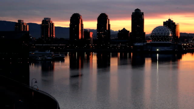 Falso-Creek-Vancouver,-Condominiums-al-amanecer