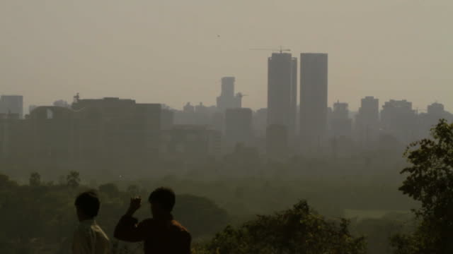 Dos-hombres-a-pasado-Mumbai-punto-de-vista-de-los-edificios-perfilados-contra-el-horizonte.
