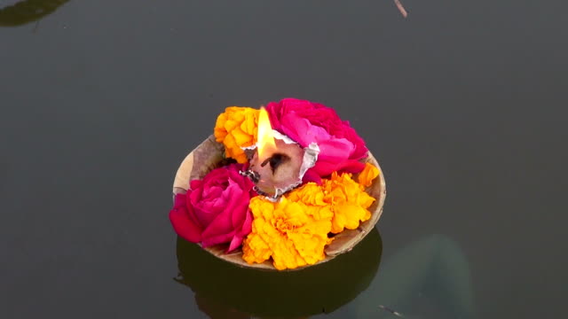 puja-Blumen-und-Kerzen-auf-das-Indianer-Ganges