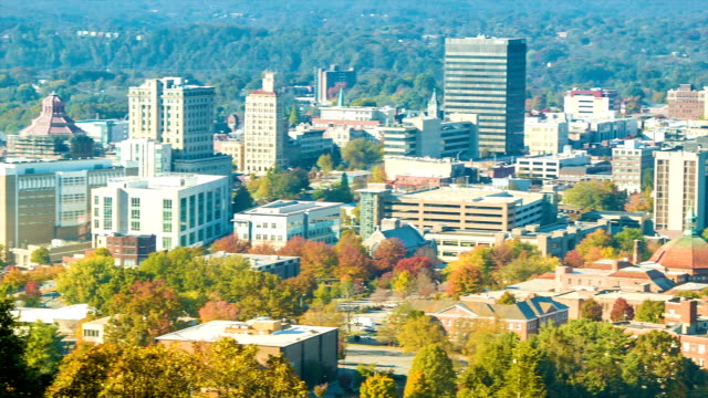 Nahaufnahme-Schwenken-über-Asheville-City-Downtown-an-sonnigen-Herbsttag