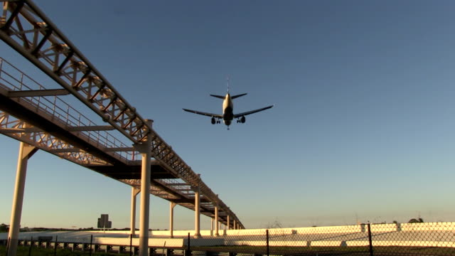 Commercial-airplane-landing